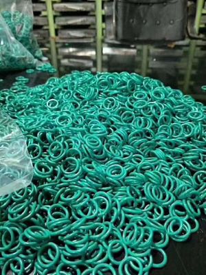 رنگ سبز NBR/FKM/FFKM/EDPM/SI لاستیک O حلقه OEM/ODM قالب بندی فشرده سازی با مقاومت روغن خوب 16-30 N/mm مقاومت پارگی