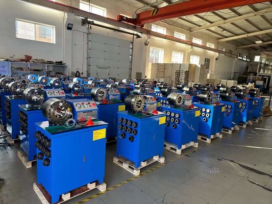 قیمت خوب 2 اینچ 6-51 میلی متر ماشين برقی لوله لاستیکی 600T قدرت کشش با اندازه 860 * 640 * 1300 میلی متر با 10 مجموعه میله است آنلاین