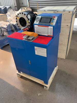قیمت خوب دستگاه چین دار شیلنگ لاستیکی 2 اینچ 600T مدل بالاتر آبی رنگ 220v/380v ولتاژ سیستم کنترل PLC با برد 6-51mm و 10 قالب قابل تعویض آنلاین