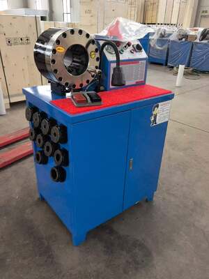 دستگاه چین دار خرطومی شیلنگ لاستیکی 2 اینچی 600T 31.5 مگاپاسکال مدل بالاتر، دکمه رنگ آبی سیستم کنترل ولتاژ 220v/240v/380v/415v با محدوده چین خوردگی 6-51 میلی متر و 10 قالب قابل تعویض